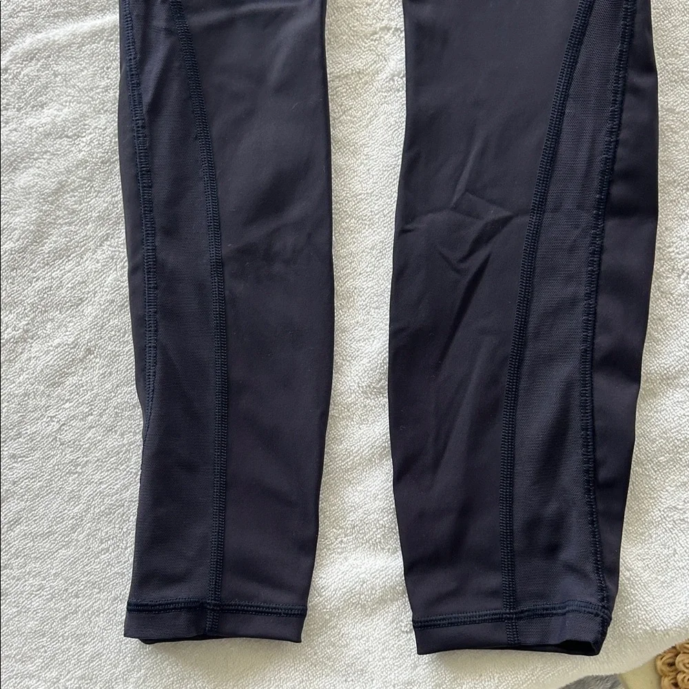 Lulu lemon train times size 4 25” navy